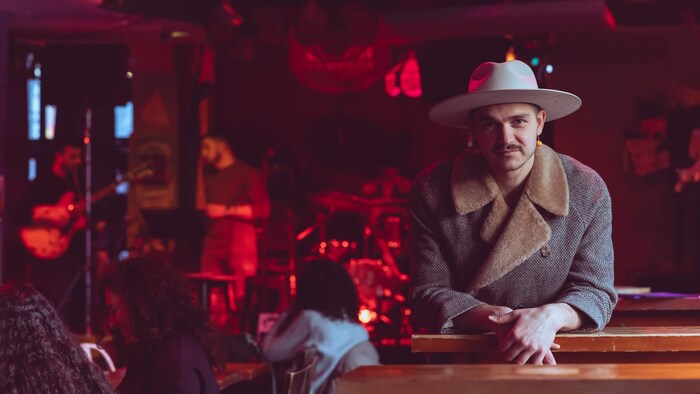 Le representation d'une personne dans un cabaret.