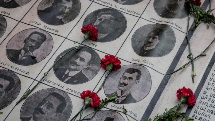  Des roses ornent les portraits des victimes lors d'une cérémonie commémorative organisée pour rendre hommage aux victimes des massacres arméniens de 1915, le 24 avril 2018 à Istanbul, en Turquie