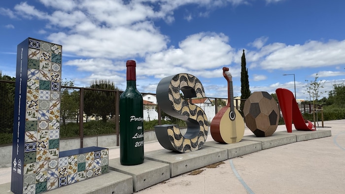 Une sculpture indiquant le nom de la ville de Lisbonne. 