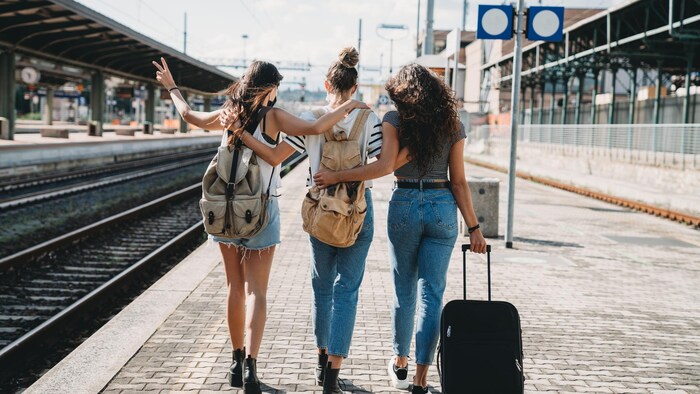 Tres amigas en una estación de tren, representando un viaje compartido. Los viajes están entre las actividades que la mayoría ha tenido que sacrificar desde el inicio de la pandemia y que muchos añoran. 