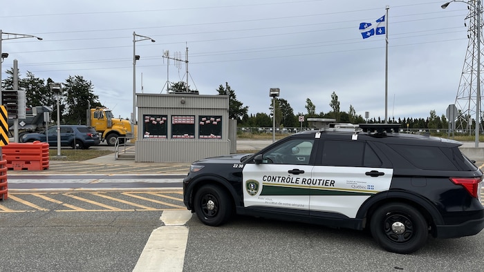 Un véhicule utilitaire sport aux couleurs du Contrôle routier du Québec devant le poste de contrôle de Pointe-Lebel, sur la Côte-Nord.