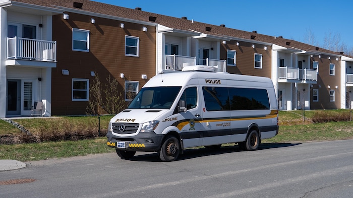 Un poste de commandement de la Sûreté du Québec dans une rue de Rouyn-Noranda.