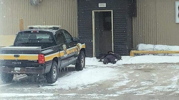 Un homme est étendu devant la porte du poste de police de Kuujjuarapik.
