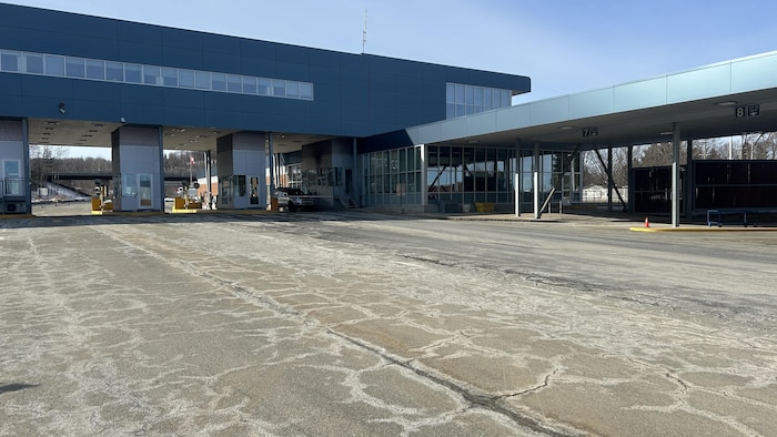 Une vue d'ensemble du poste frontalier canadien de Stanstead.