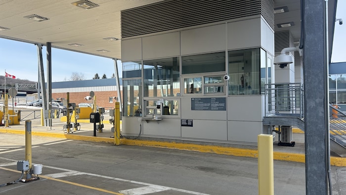 Une fenêtre où se place un douanier canadien pour intercepter les véhicules entrant au Canada.