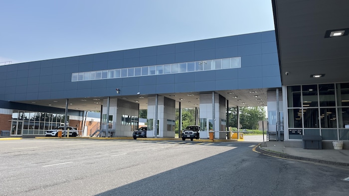 Le poste frontalier de Stanstead. Deux des quatre postes sont occupés par des automobilistes.
