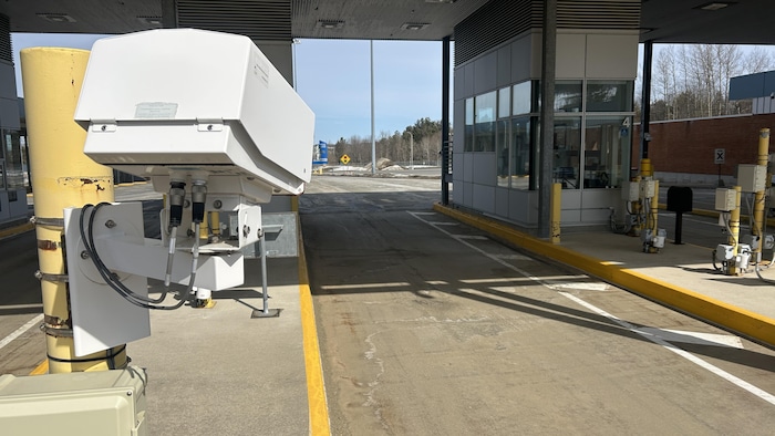 Une caméra à l'entrée d'une allée à la frontière canadienne.