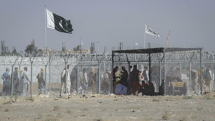 Des Afghans franchissent le poste frontière de Chaman.