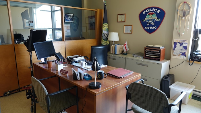 Un décor de bureau de policier.