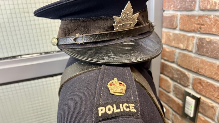 Photo d'un uniforme de policier qui date d’avant le règne de la reine Élisabeth II.
