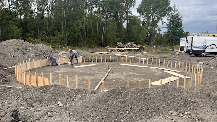 Des travaux près de la rivière Saguenay. 