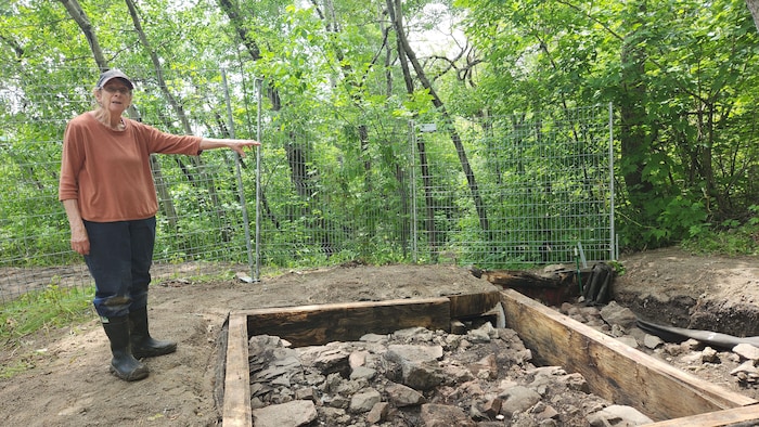 Une femme pointe un site archéologique