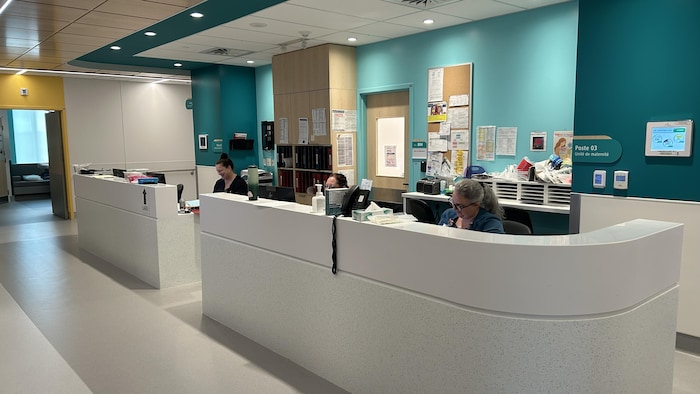 Le poste d'accueil de l'unité de maternité à l'Hôpital Fleurimont.