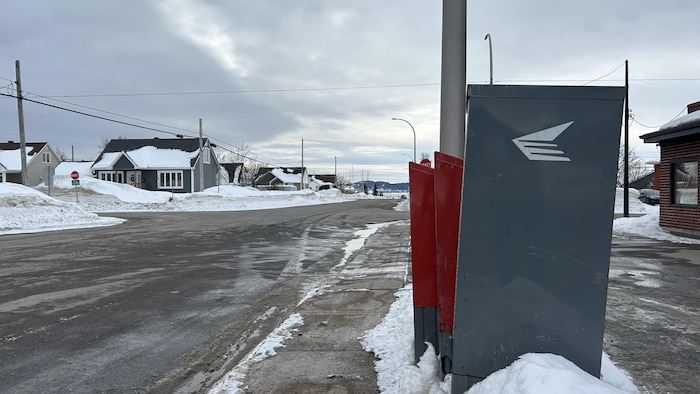 Une boîte postale dans la rue.