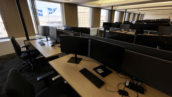 Des postes de travail non assignés dans des locaux de l’édifice Marie-Guyart, à Québec.