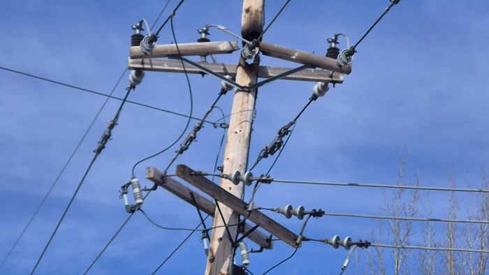 Un poteau électrique debout est endommagé 