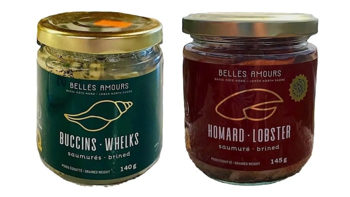 Deux pots en verre avec des étiquettes pour identifier des buccins et du homard saumurés.