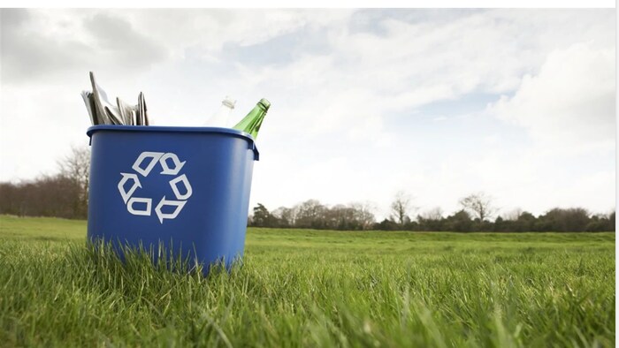Un bac de recyclage bleu.