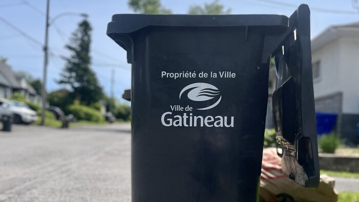 Un bac à ordure de la ville de Gatineau. 
