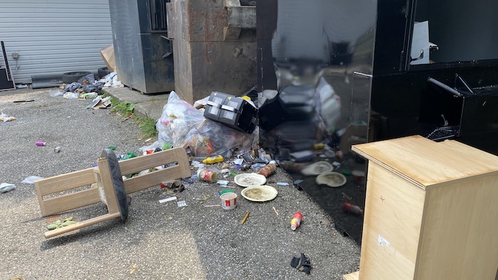 Une chaise et des déchets se trouvent par terre.
