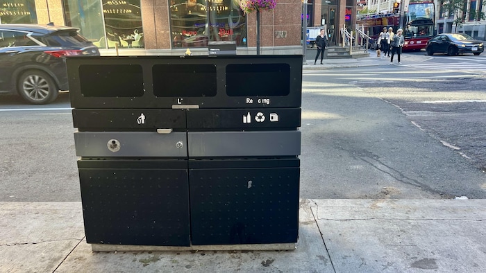 Un nouveau modèle des poubelles à Toronto.