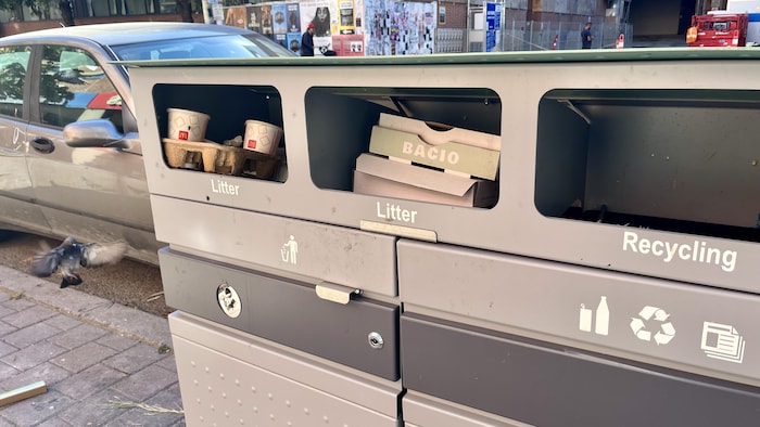 Une poubelle débordante au centre-ville de Toronto.