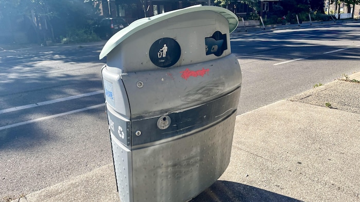 Une poubelle avec des petites embouchures pour jeter ses déchets.