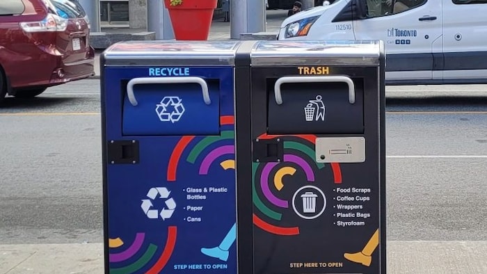 Des poubelles sur lesquelles la séparation entre le recyclage et les déchets traditionnels est délimitée par des couleurs différentes.