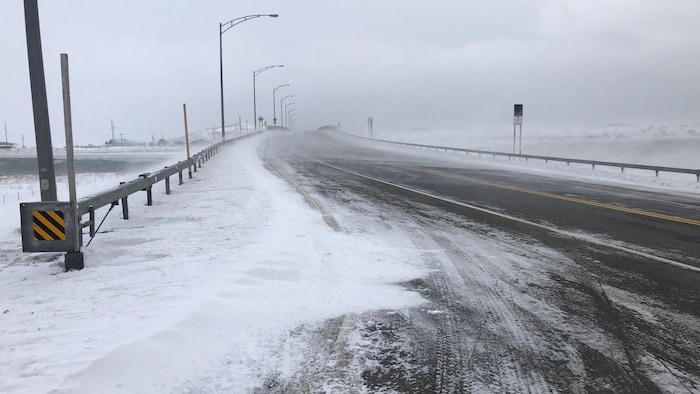Une route enneigée avec de la poudrerie aux Îles-de-la-Madeleine.