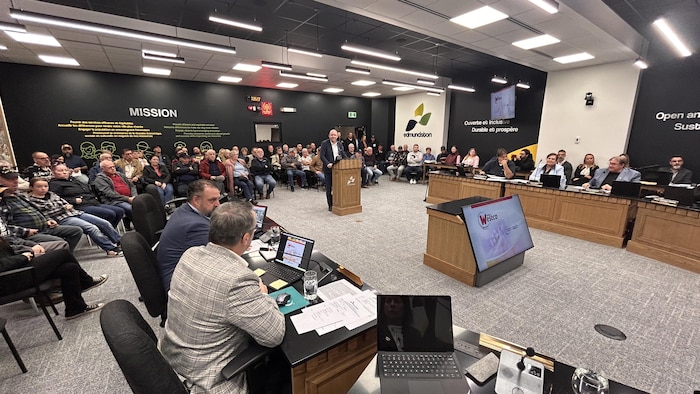 Une salle remplie au conseil de ville d'Edmundston.