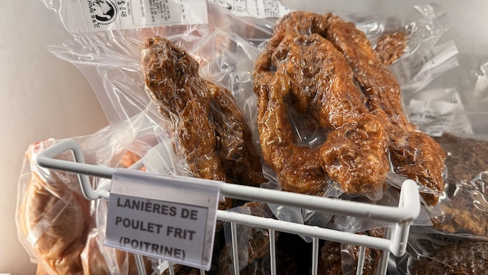 Plusieurs sacs de poulet frit congelé.