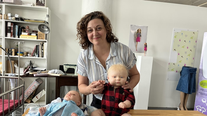 Emilie St-Hilaire prend la pose avec ses poupées reborn.