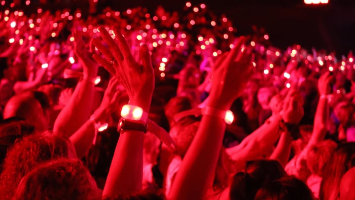 Un bracelet lumineux porté par chaque spectateur. La foule lève les bras pour accompagner la chanson « S'il suffisait d'aimer ». 