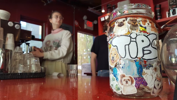 Un pot pour le pourboire (tips) dans un café.