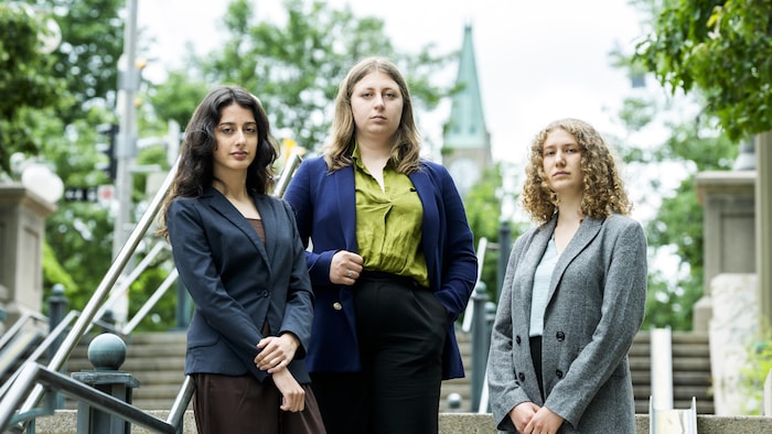 Trois jeunes femmes posent dans les marches.