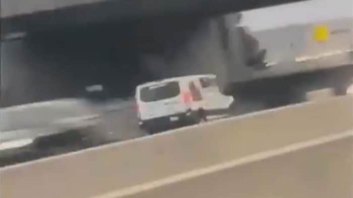 La fourgonnette circulant en sens inverse sur l'autoroute 401 à Whitby, le 29 avril 2024.
