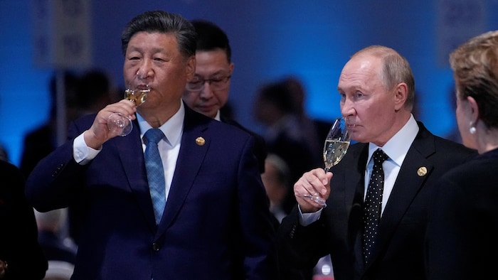 Le président russe Vladimir Poutine et le président chinois Xi Jinping boivent du champagne. 