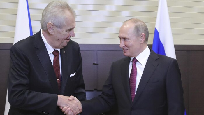 مصافحة بين الرئيس الروسي فلاديمير بوتين (إلى اليمين) ونظيره التشيكي ميلوش زيمان.