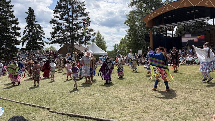 Des danseurs et des chanteurs en action pendant le pow-wow.