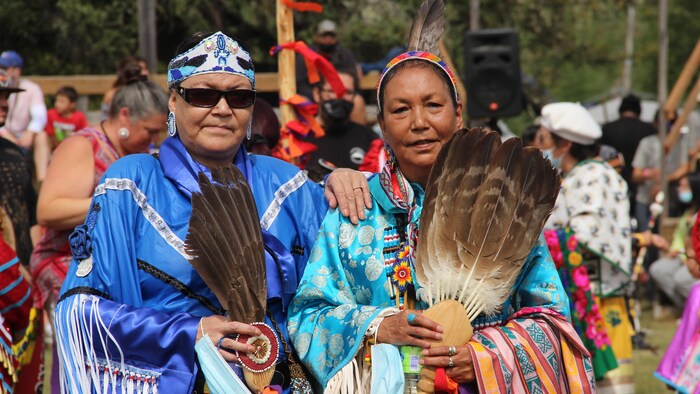 Deux femmes autochtones dans leur regalia bleue.