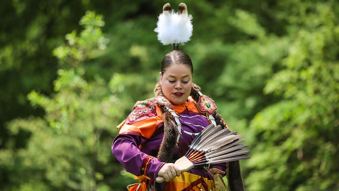 Une jeune danseuse vêtue d'un wont traditionnel.