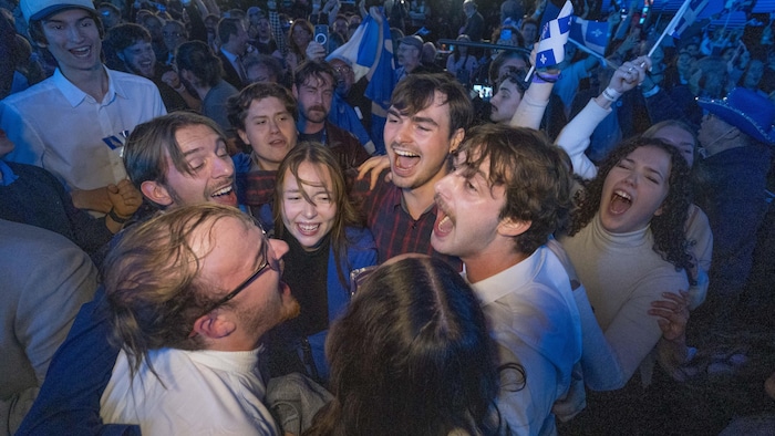 Les militants péquistes célèbrent la victoire du Parti québécois lors de la soirée électorale, à Montréal.