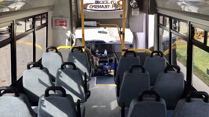 L'intérieur d'un bus vide.