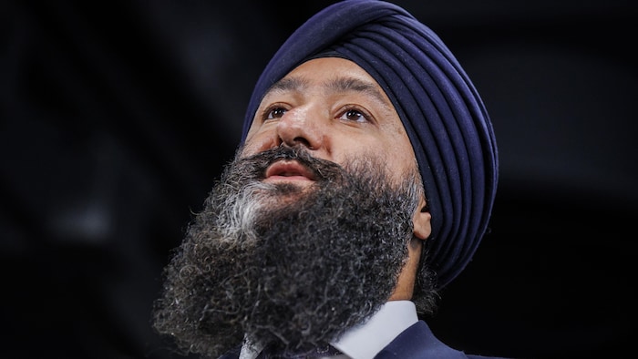 Prabmeet Sarkaria en une conférence de presse à Queen’s Park, à Toronto, le 21 octobre 2024.