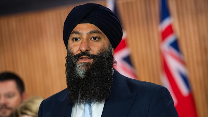 Prabmeet Singh Sarkaria s’exprime lors d’une conférence de presse à Queen’s Park, à Toronto, le lundi 20 octobre 2025.