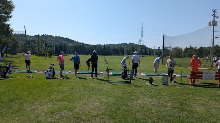 Joueurs de golf au Pro-Am de Matane au terrain d'entraînement.