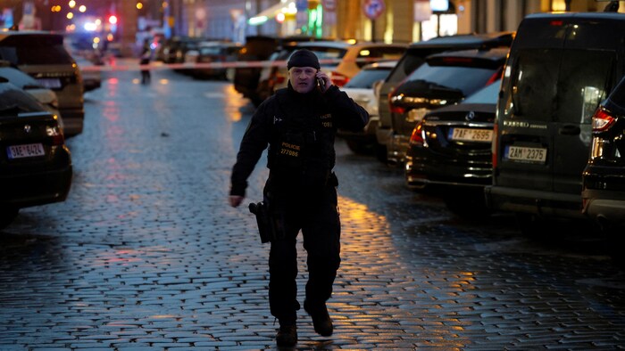 Un officier dans une zone sécurisée.