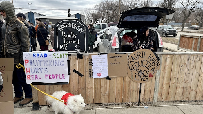 Des pancartes portant des messages sont accrochées sur une clôture en bois le 12 avril 2026.