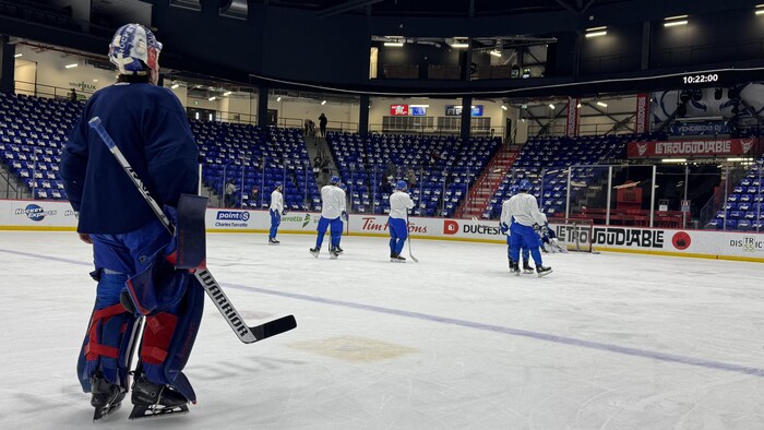 Des joueurs de hockey sur une patinoire.