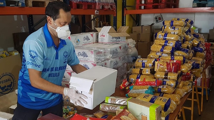 Voluntarios de Copatla organizando los víveres que irán a las canastas básicas para las familias.